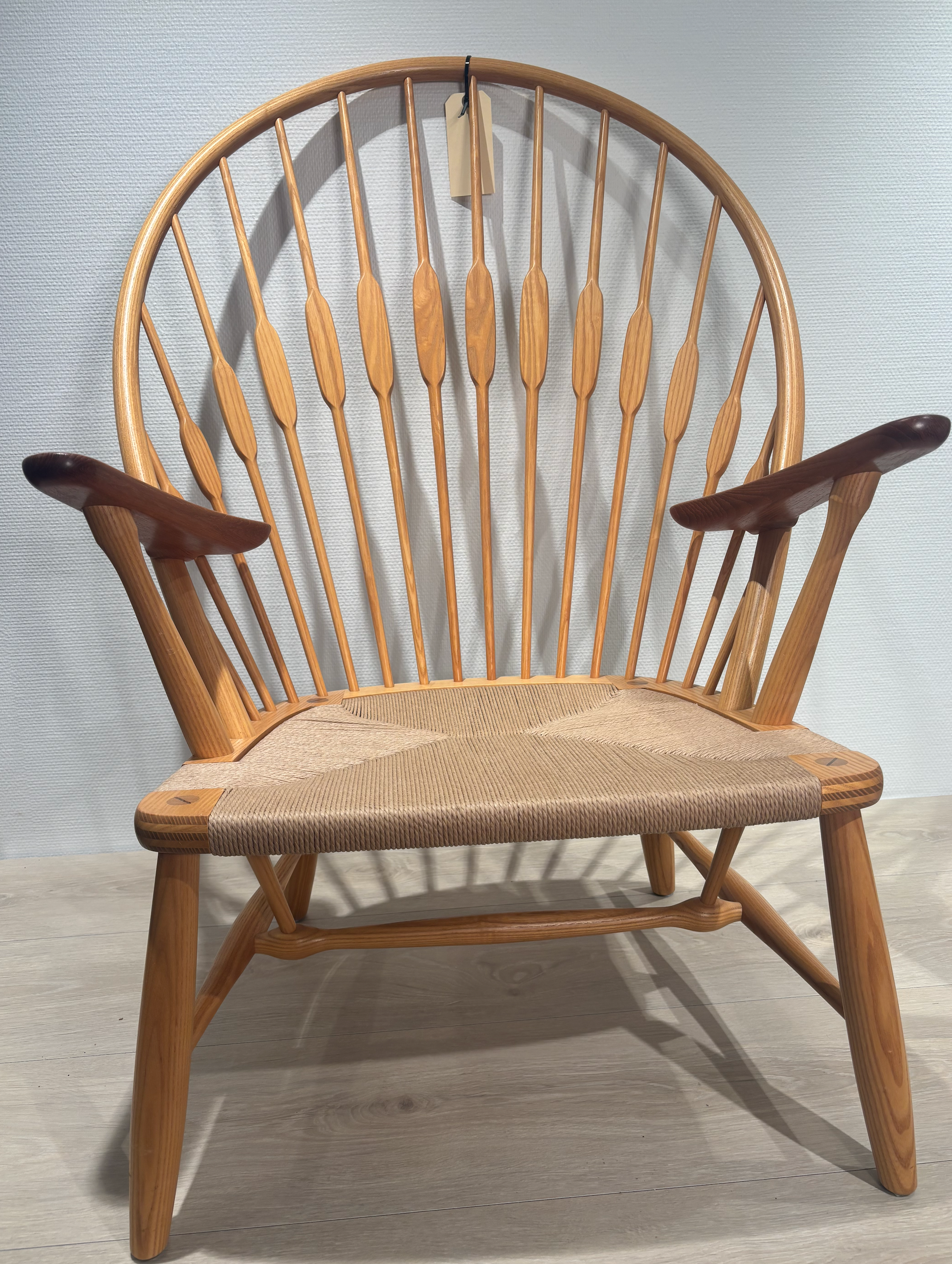 Hans J. Wegner Påfuglestol i ask og teak – restaureret klassiker fra Johannes Hansen