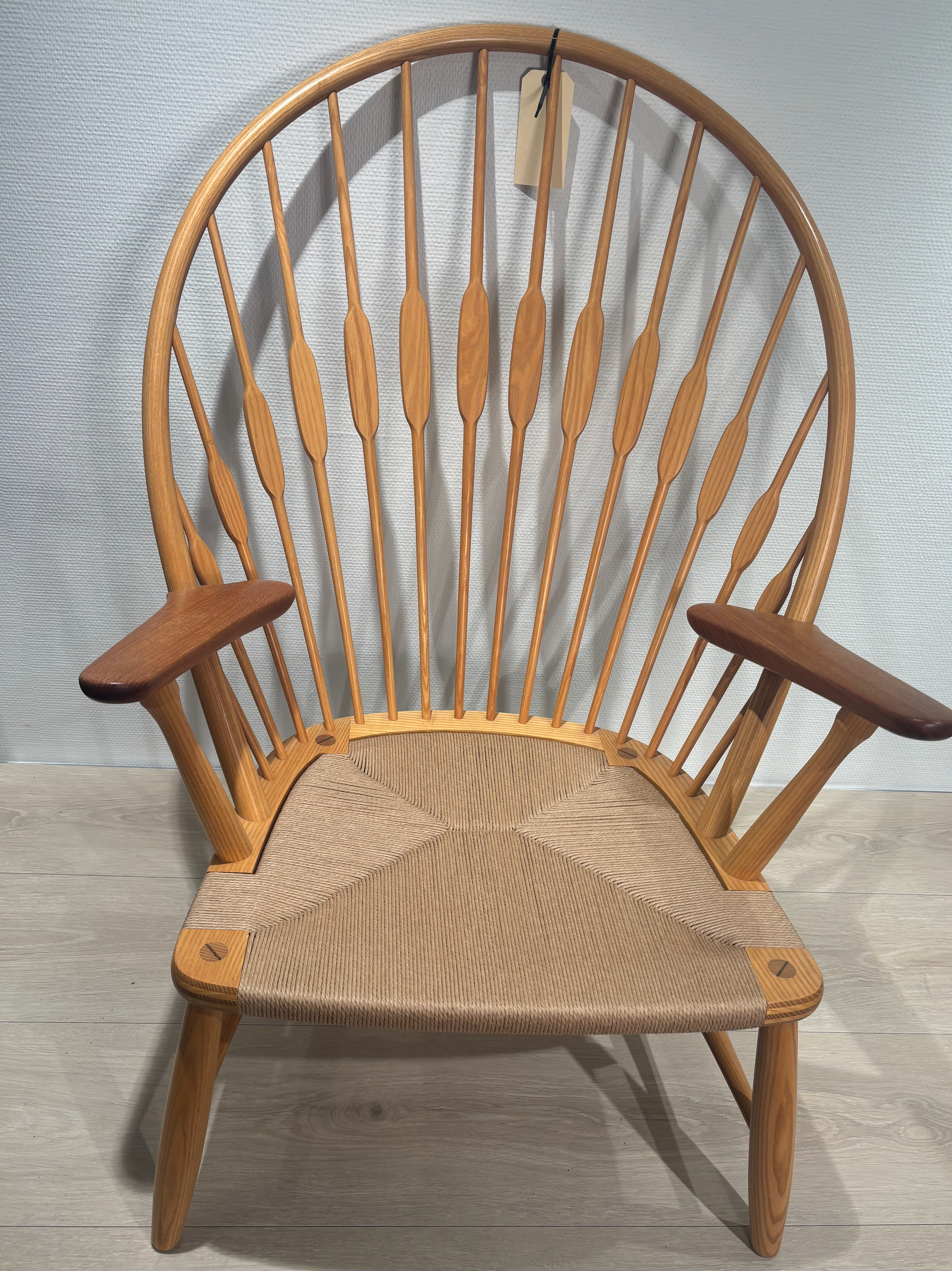 Hans J. Wegner Påfuglestol i ask og teak – restaureret klassiker fra Johannes Hansen