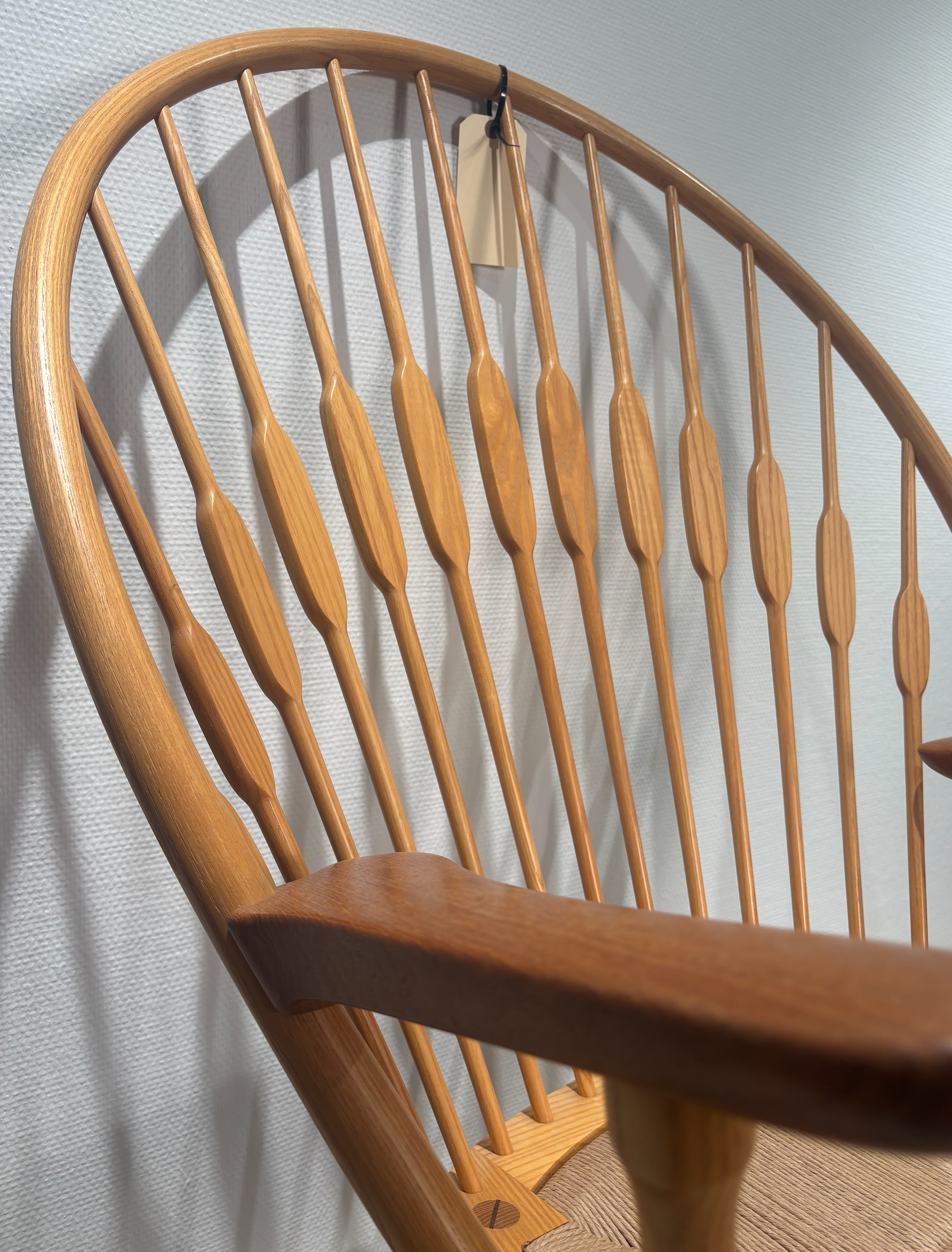 Hans J. Wegner Påfuglestol i ask og teak – restaureret klassiker fra Johannes Hansen