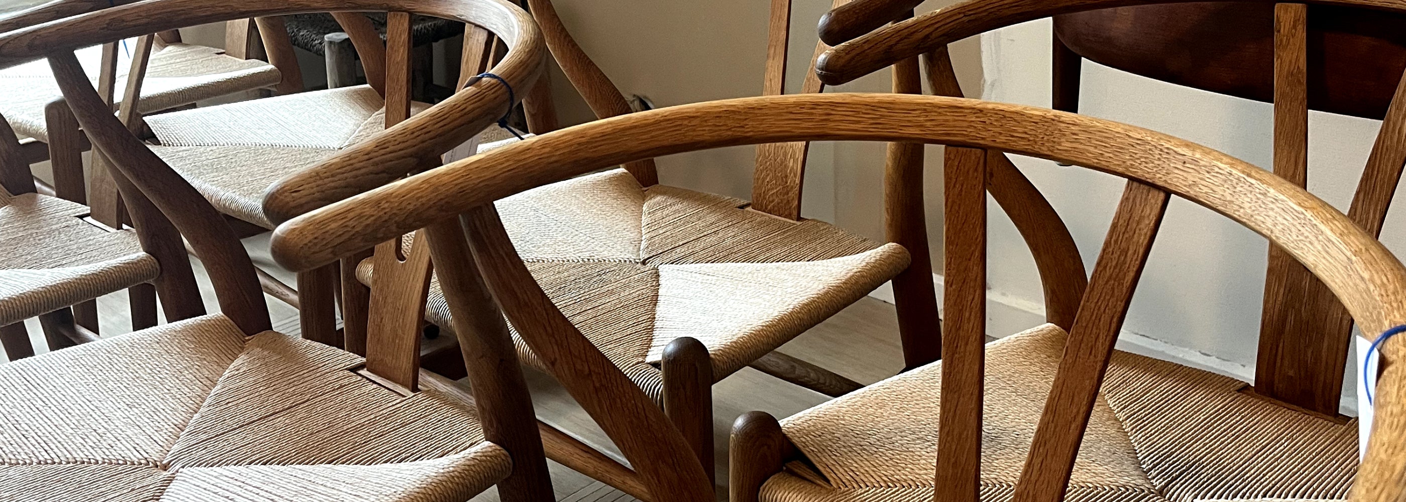 Reparation hos kurvemagerne af designklassikere.