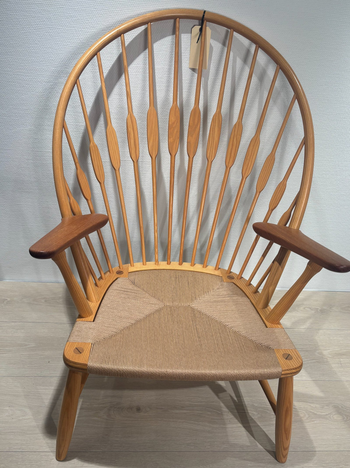 Hans J. Wegner Påfuglestol i ask og teak – restaureret klassiker fra Johannes Hansen
